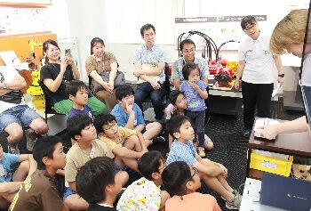 カヤバ史料館での科学の面白さの体験の様子