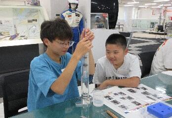 カヤバ史料館での科学の面白さの体験の様子