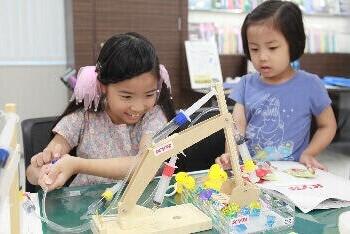 Experiencing the fun of science at the Kayaba Historical Museum
